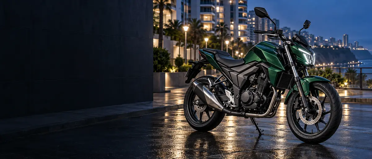 Moto naked verde estacionada en una calle de Miraflores al atardecer